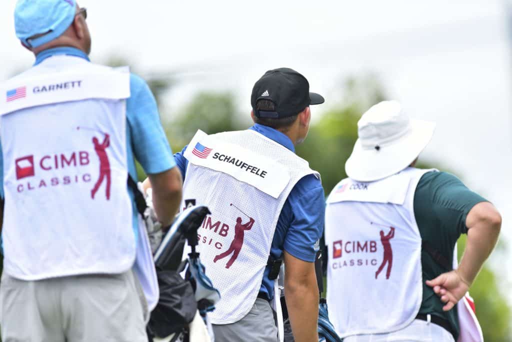 How Much Do Golf Caddies Make? (2022 Wages Updated)