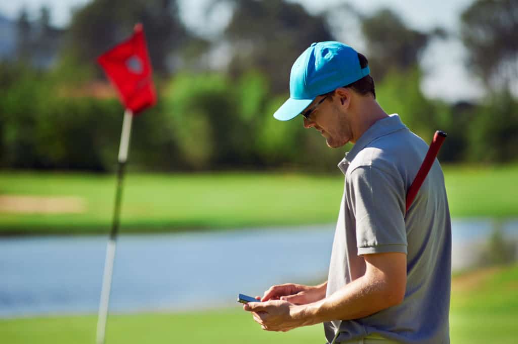 golf man with smart phone