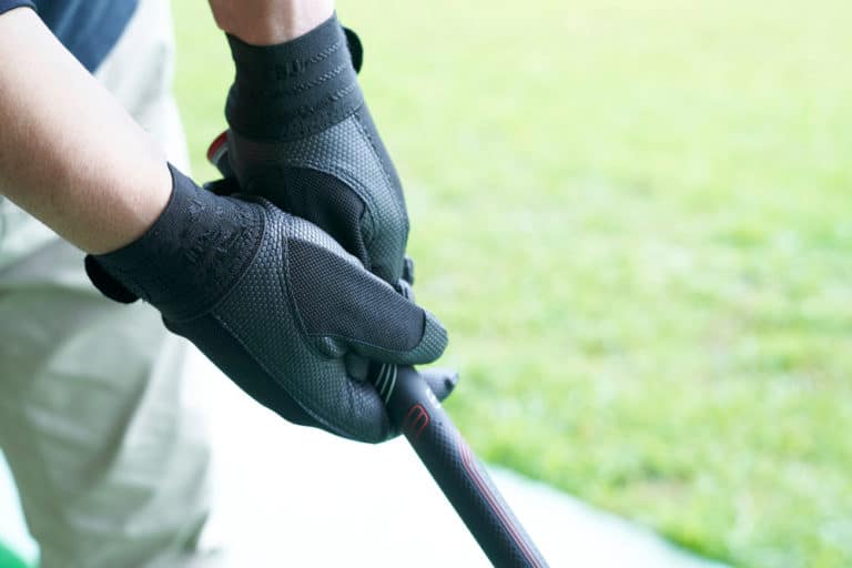 Should I Have A Short Or Long Thumb In My Golf Grip? (Breakdown)