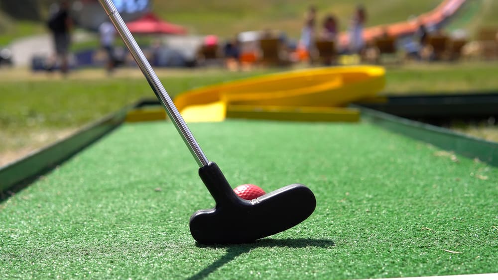 player play mini golf with red ball