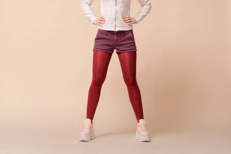 what color shirt goes with red shorts